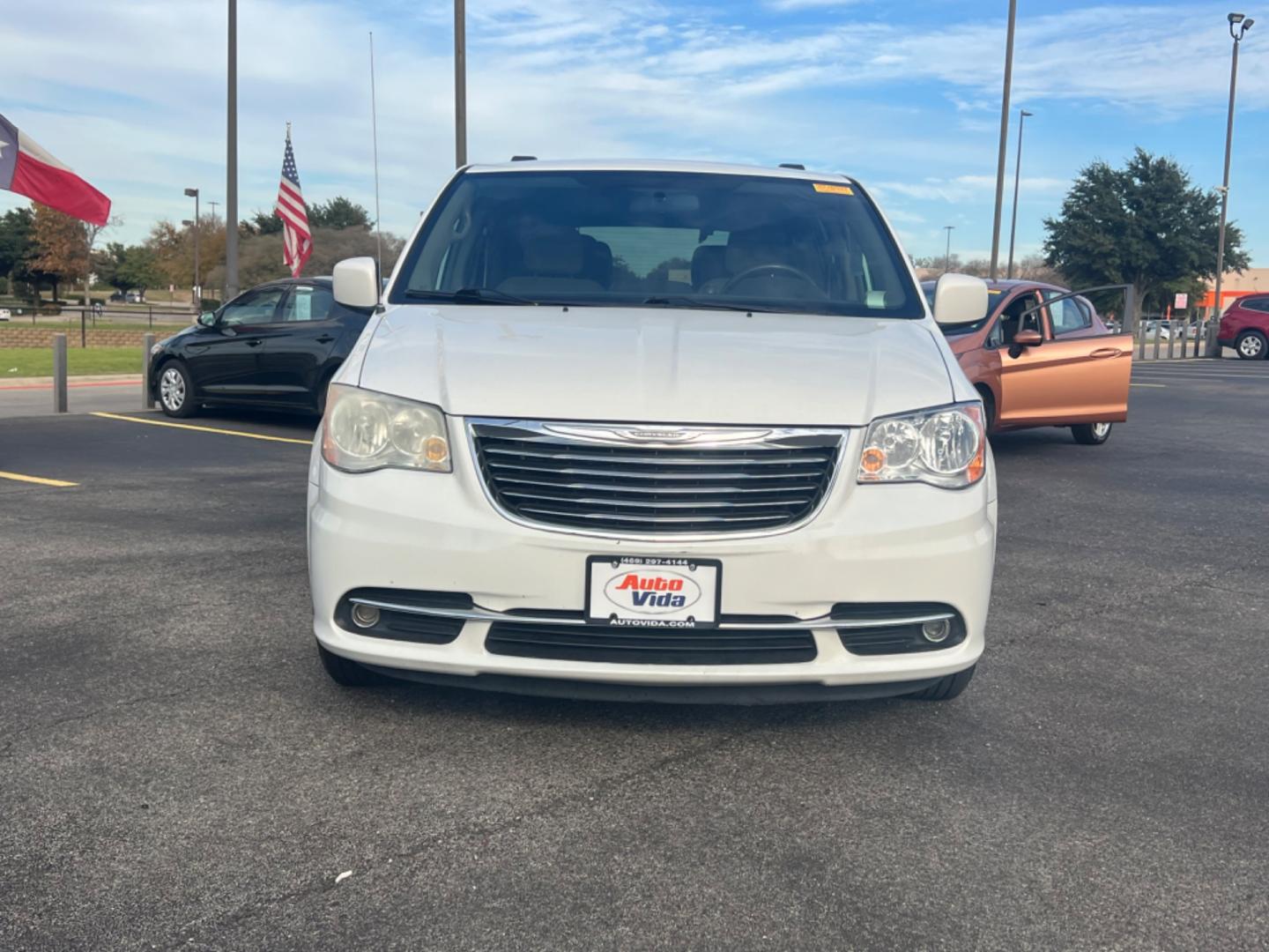 2011 WHITE Chrysler Town and Country Touring (2A4RR5DG1BR) with an 3.6L V6 DOHC 24V engine, 6-Speed Automatic transmission, located at 420 I-35E, Lancaster, TX, 75146, (469) 297-4144, 32.593929, -96.823685 - Photo#7